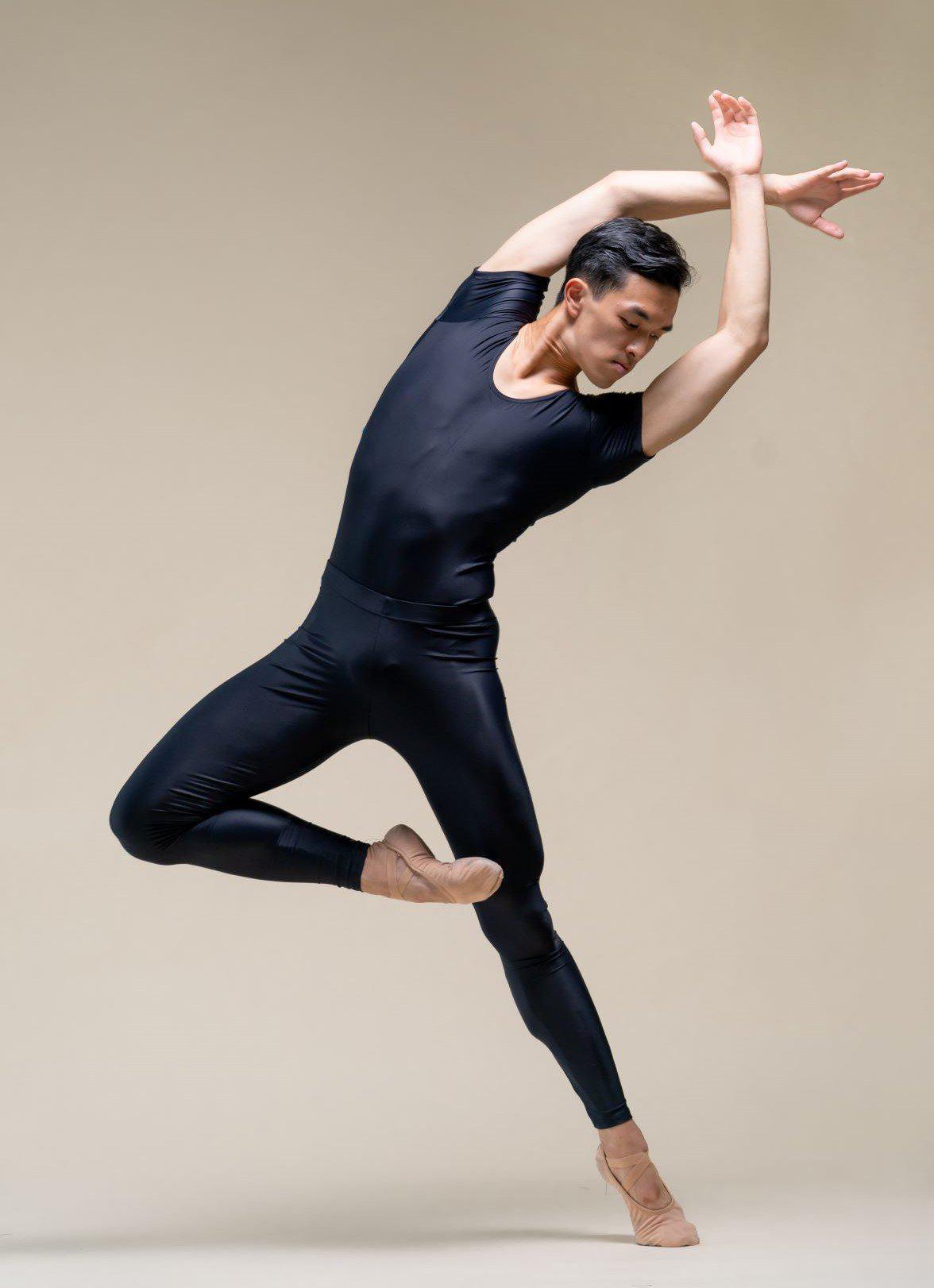 george liang ballet dancer wearing imperfect pointes black leotard and tights 